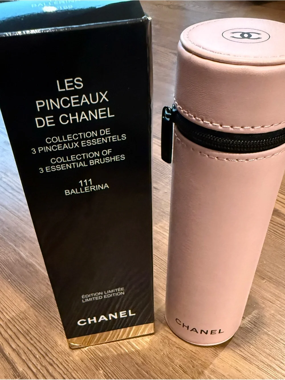CHANEL BEAUTÊ Set of 3 Makeup Brushes With Case